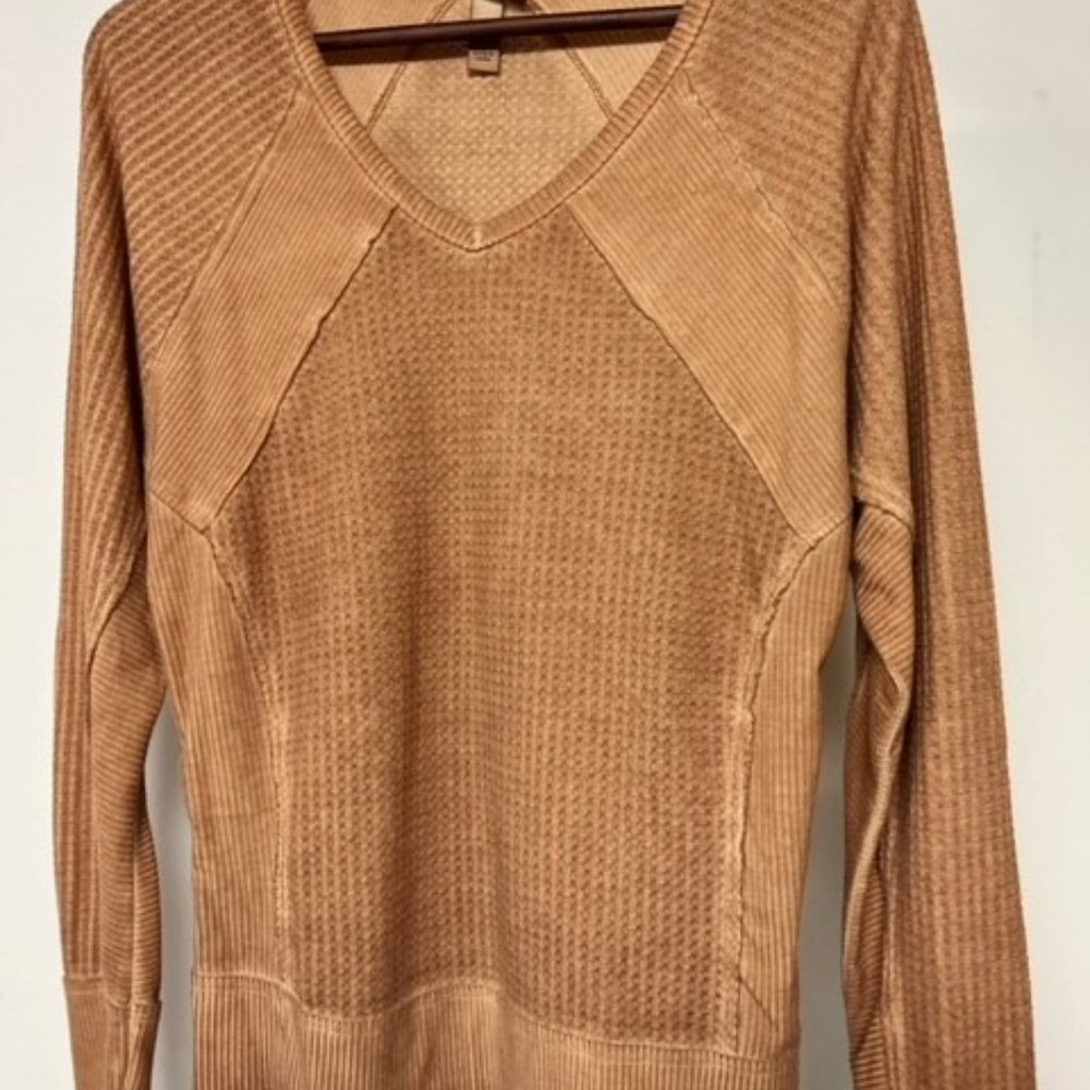 Pigment washed v-neck waffle henley